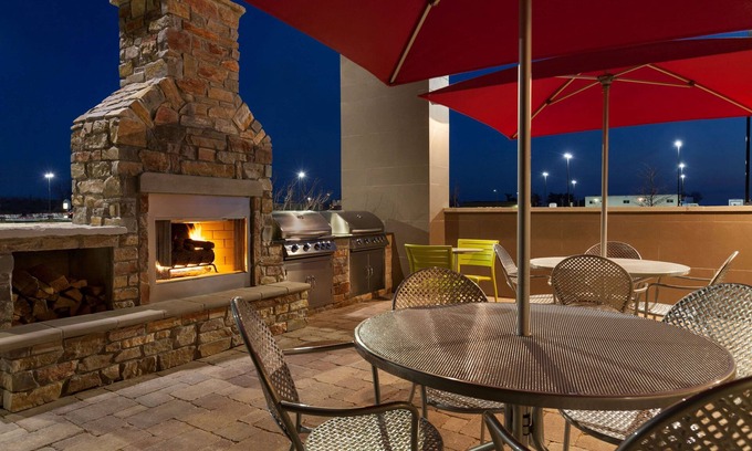 Champaign Hotel | Eco-Friendly Home2 Suites with Pool & Kitchen Amenities