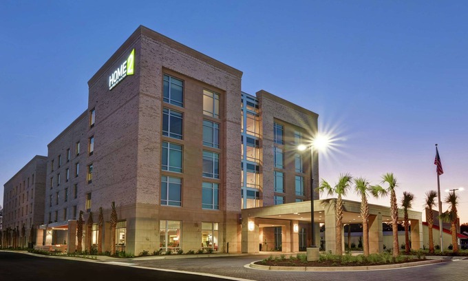 West Ashley Hotel | Charming Home2 Suites by Hilton: Family-Friendly Retreat