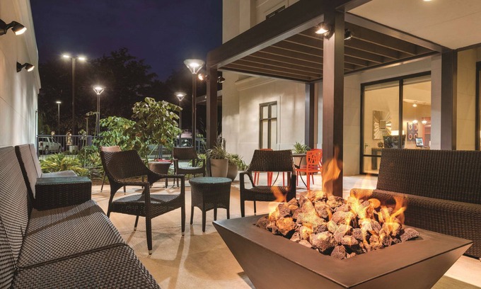 Lafayette Hotel | Relax at Home2 Suites by Hilton Parc Lafayette with Pool & Spa