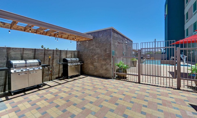 Central City Hotel | Ideal Home2 Suites in Corpus Christi with Pool & Breakfast