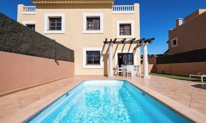 Geafond Villa | Relax at Home2Book Aloha Sun Villa with Private Pool