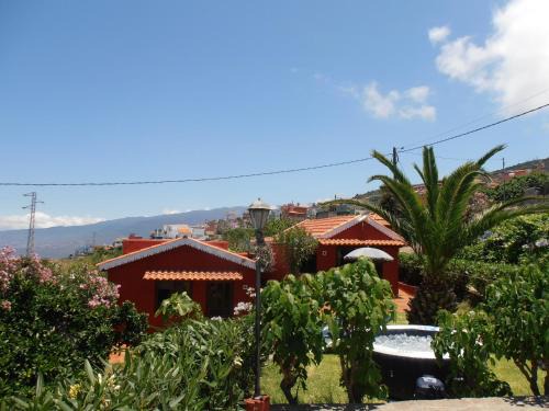 Icod el Alto House | Casa Isabel: Pet-Friendly Retreat with Spa & Breakfast