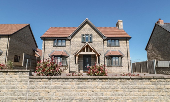 Somerton Cottage | Homeland: Family-Friendly Retreat with Garden in Somerton