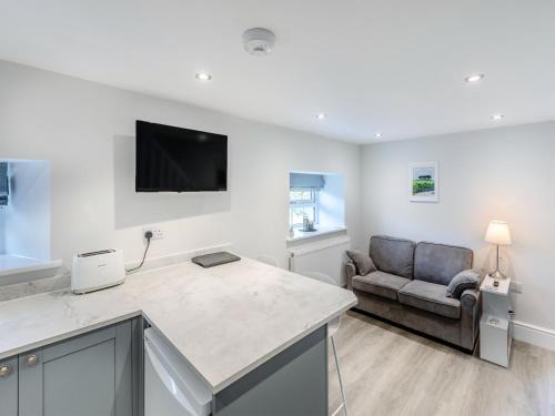 Launceston House | Inviting Homeleigh Barn: Family and Pet Friendly Retreat