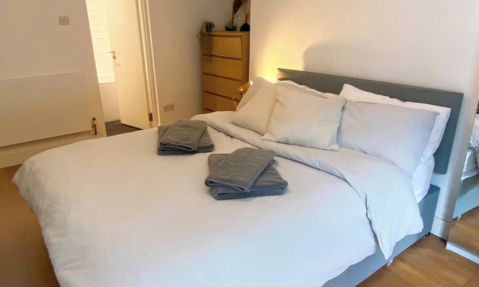 Kilburn Apartment | Cozy 2BD Flat with Private Patio near Maida Vale!