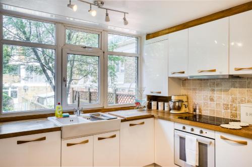 Ferndale House | Inviting 4 Bedroom House in Brixton - Family Friendly Stay