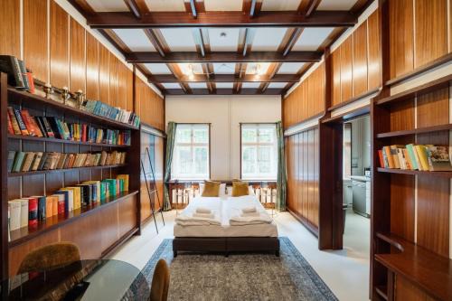 Friedrichshain Apartment | Homely Berlin - Library Style , Wooden Walls , Spacious , Friedrichshain