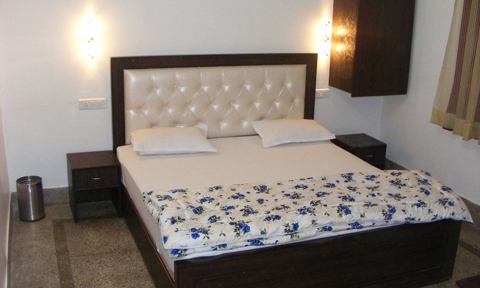 Amer Fort Road Hotel | Comfortable Hotel Getaway for Groups and Families