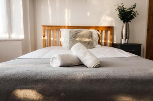Luton Apartment | Comfortable Contractor House with Free Parking Available