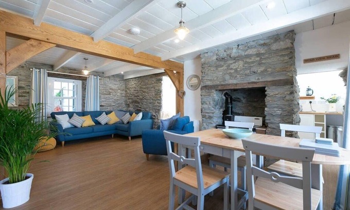 Porthleven Cottage | Inviting Cottage with Ocean View, Steps from the Beach