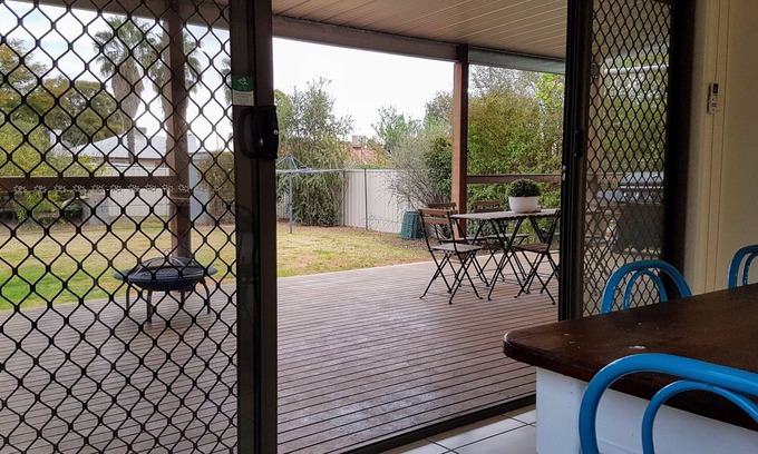 Mildura House | Cozy Homely Getaway in Mildura - Pets Welcome & Kitchen