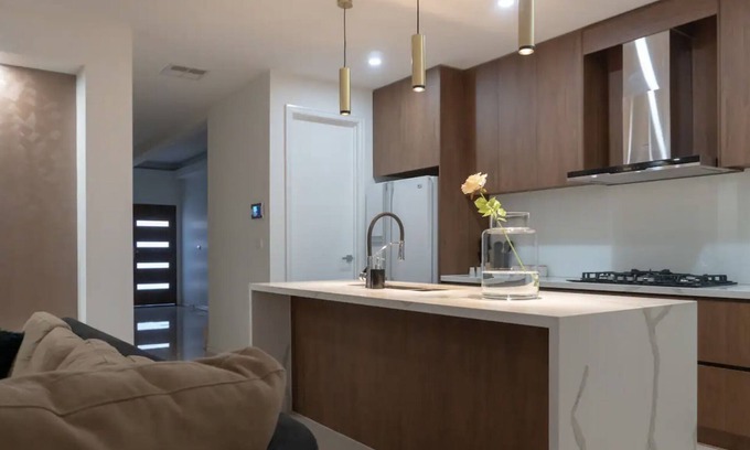 Tarneit House | Cozy Retreat with Smart TV & Delicious Breakfast Included