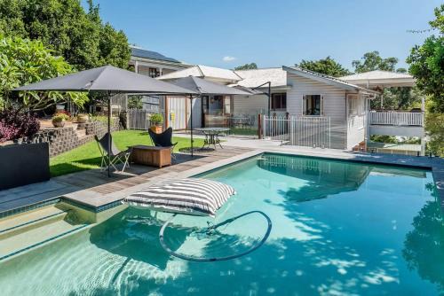 Bardon House | Inviting Homely Hideaway Bardon: Rated 9/10 with Pool Access
