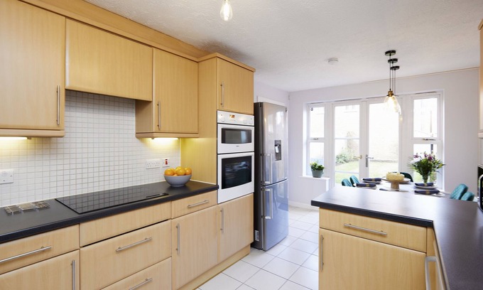 Solihull House | Cozy Retreat for Families and Contractors: Wifi & Netflix