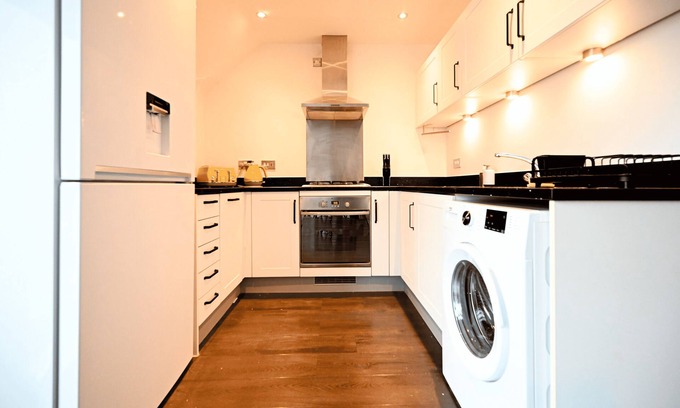 Cranfield Apartment | Cozy Flat with Balcony, Fast Wi-Fi & Breakfast Included