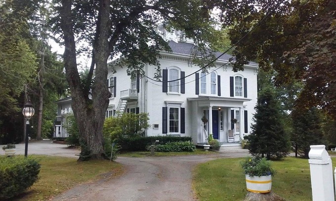 Searsport Hotel | Guest Rated: Homeport Inn and Tavern with Oceanfront Pool