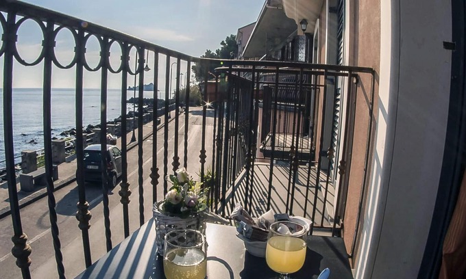 Capo Mulini Apartment | Homerez - 10 m away from the beach! Appartement for 4 ppl. at Capo Mulini