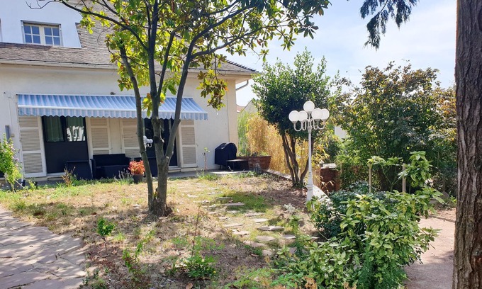 Argenteuil House | Cozy Retreat with Terrace and Lake View in Argenteuil