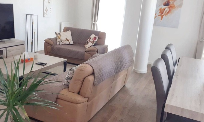 Anderlecht Apartment | Relaxing Apartment with Pool and Spa in Cureghem, Anderlecht