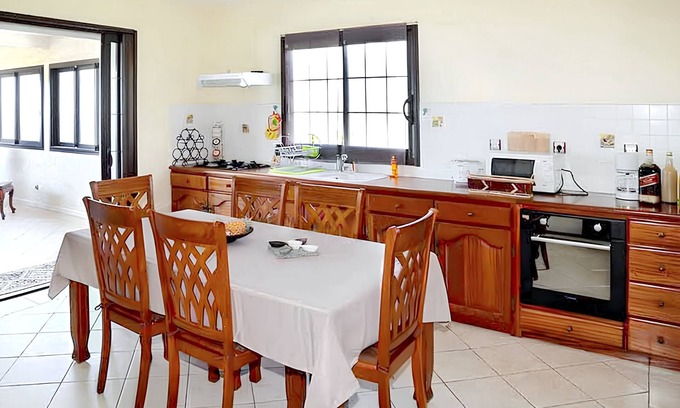 Petite-Ile Apartment | Oceanfront Apartment Near Beach for Family Getaways
