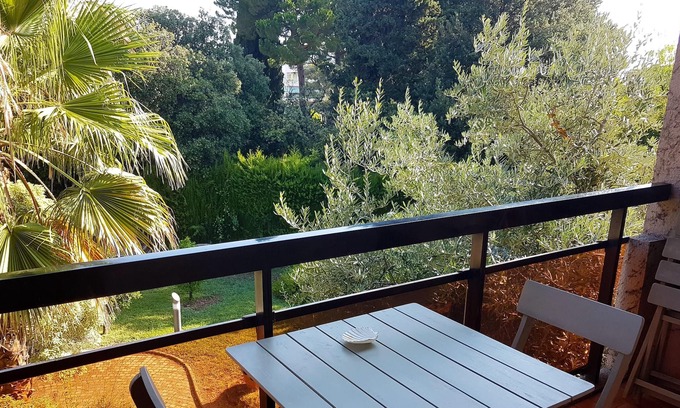Fabron Apartment | Homerez - Appartement for 4 ppl. with shared pool, garden and balcony at Nice