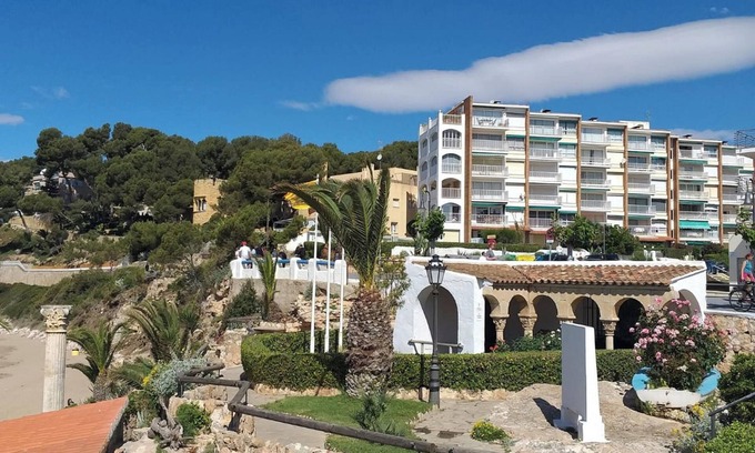 El Roc de Sant Gaieta Apartment | Cozy Oceanfront Apartment near the Beach for 5 Guests