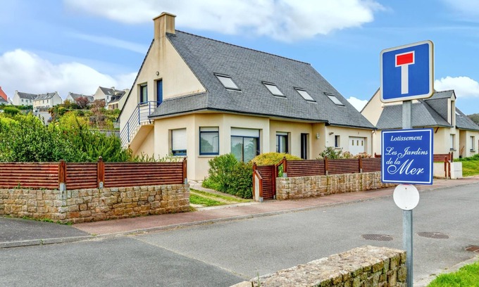 Saint-Pol-de-Leon Apartment | Seaside Escape: Cozy Apartment with Ocean View in Saint-Pol-de-Léon