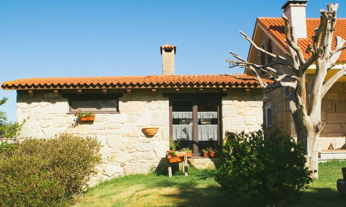 Redondela House | Charming Homerez Property Near Beach with Pool for 4 Guests