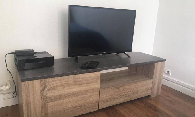 Clichy Apartment | Homerez - Bright Studio in Clichy 27 m² + parking