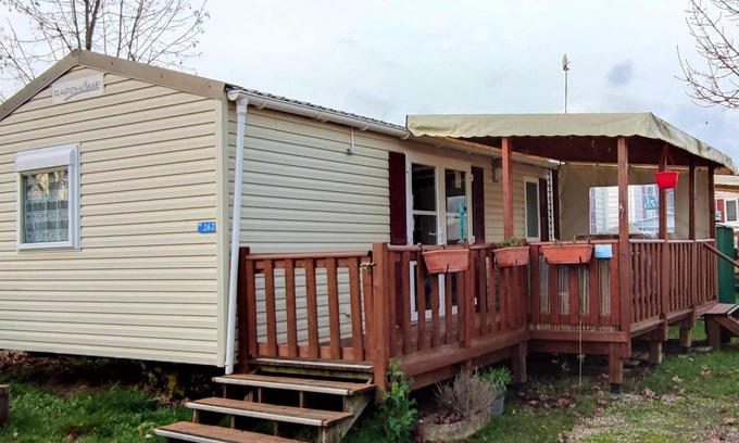 Coulanges House | Homerez - Bungalow for 6 ppl. with shared pool and terrace at Veuzain-sur-Loire