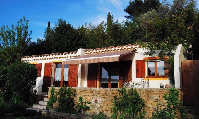 Ceyreste House | Idyllic Retreat near the Beach with Garden & Ocean View
