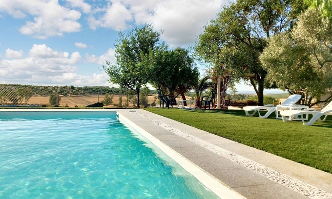 La Campana Villa | Spacious Getaway for 10 with Garden in La Campana
