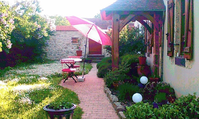 Montoldre House | Homerez - Charming House in Montoldre, Garden