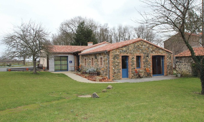 Mouzillon House | Relaxing Retreat for 8 with Garden & Spa at Mouzillon