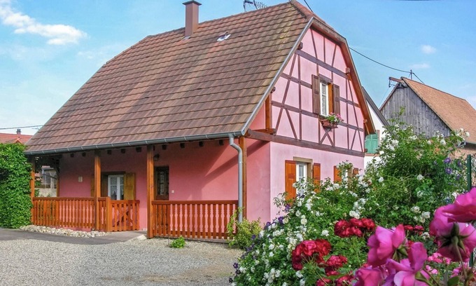 Stotzheim House | Idyllic Retreat for 6 with Garden & Terrace in Stotzheim