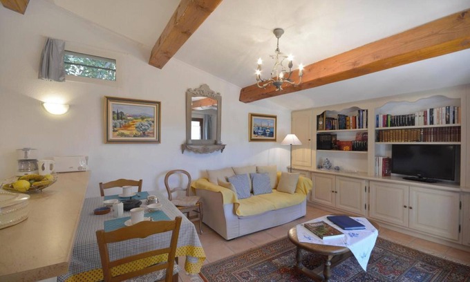 Ceyreste House | Idyllic Retreat Near the Beach with Garden at Ceyreste