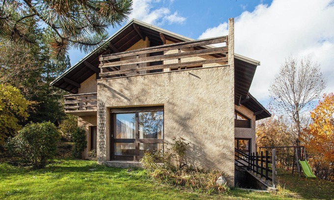 Briancon Ski Chalet | Inviting Chalet Near Slopes in Briançon with Balcony & Spa