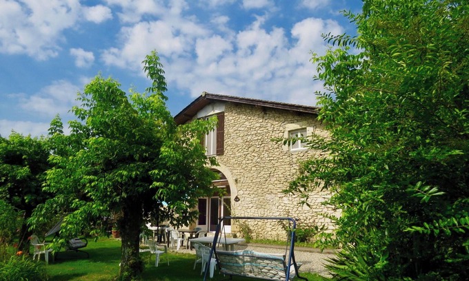 Blaignac Apartment | Guest Rated 10/10: Homerez Apartment with Pool in Messaut