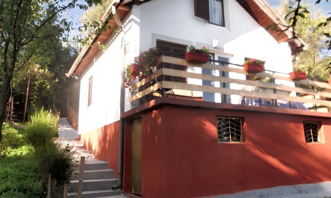 Busovaca House | Comfortable Retreat with Garden in Jazvine for Families