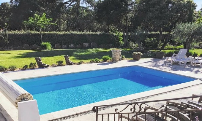 Regusse Villa | Homerez - Elegant Villa in Régusse with Private Pool