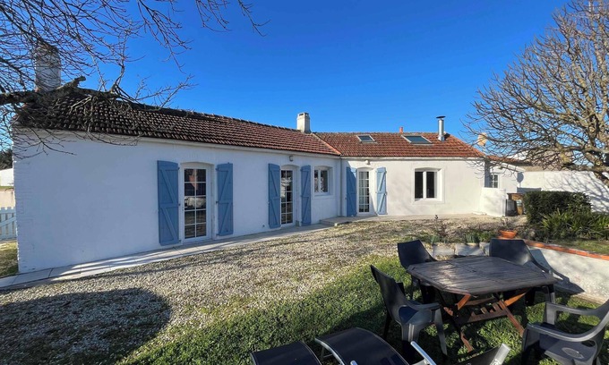 Saint-Michel-en-l'Herm House | Family Retreat in Saint-Michel-en-l'Herm with Garden & Pool
