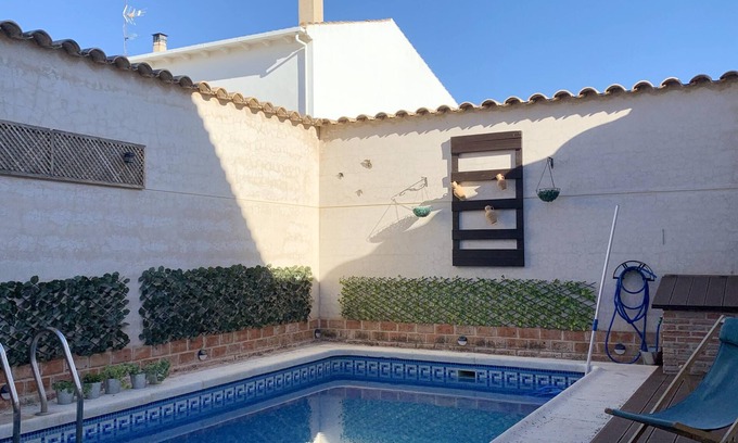 Mota del Cuervo House | Relaxing Retreat with Pool for 10 at Mota del Cuervo