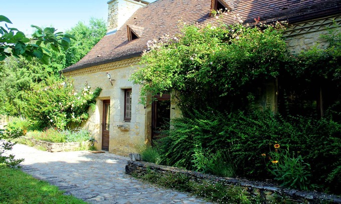 Saint-Cybranet House | Homerez - House for 8 ppl. with shared pool and terrace at Saint-Cybranet