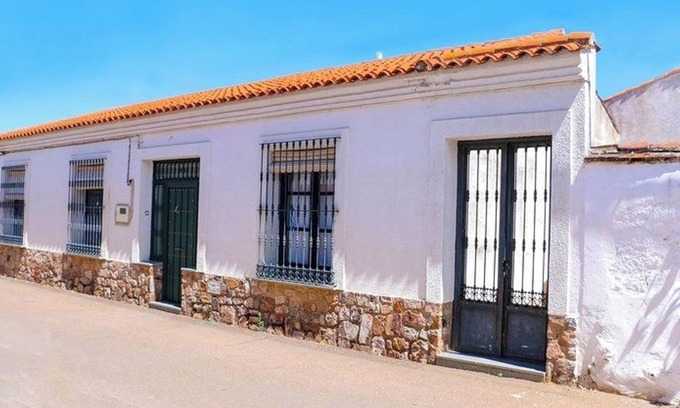 Castilblanco House | Spacious 8-Person Retreat with Terrace in Castilblanco