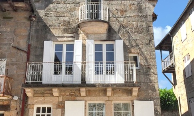Correze House | Inviting Retreat for 8 with Garden and Lake Views