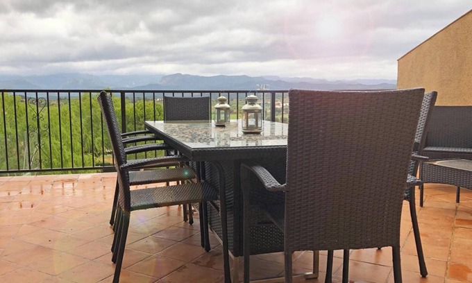 Cretas House | Spacious House for 10 with Terrace in Cretas