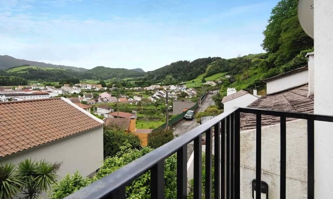 Furnas House | Charming Retreat for 4 with Balcony and Ocean View