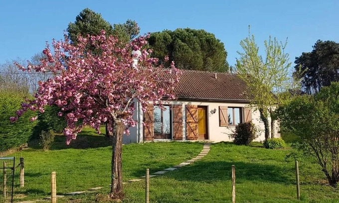 Seigy House | Comfortable Getaway for 6 with Garden in Seigy