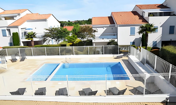 Vaux-sur-Mer House | Cozy Retreat: 900m to Beach with Pool & Garden for Families