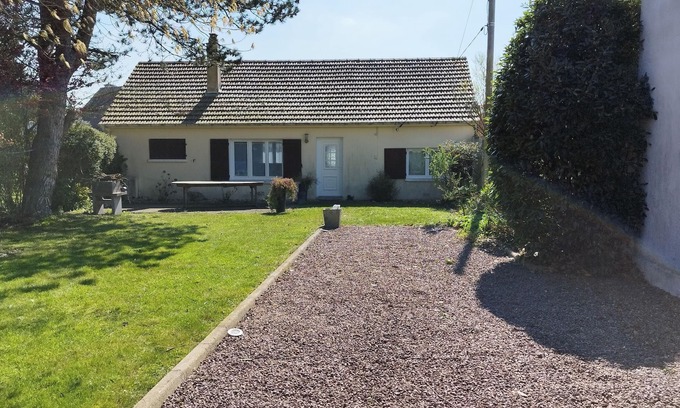 Le Home House | Cozy Getaway: Beach House with Garden in Varaville